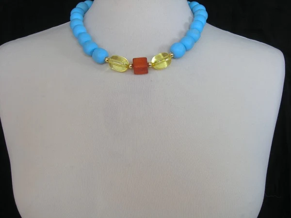 Licht blauw, oranje, geel