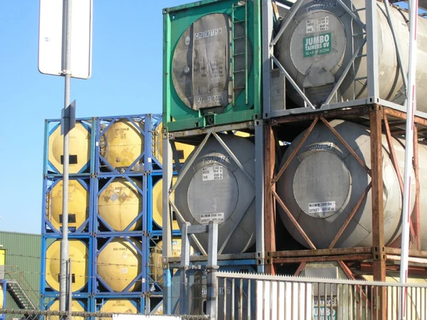 Tanks in kratten